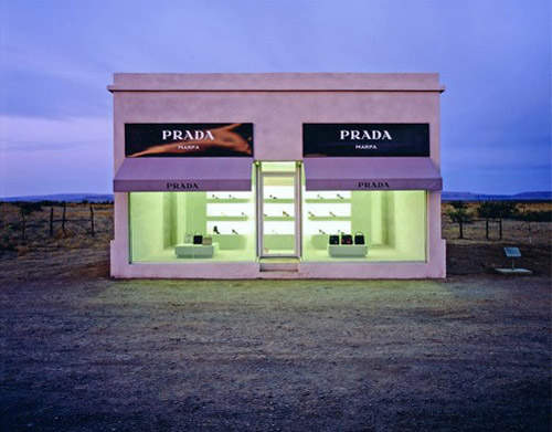 《孤單的Prada》看得到還買不到咧......(貼窗) 《孤單的Prada》看得到還買不到咧......(貼窗)