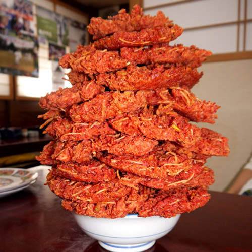 《超大碗炸物丼》在疊下去都要頂到天花板啦... 《超大碗炸物丼》在疊下去都要頂到天花板啦...
