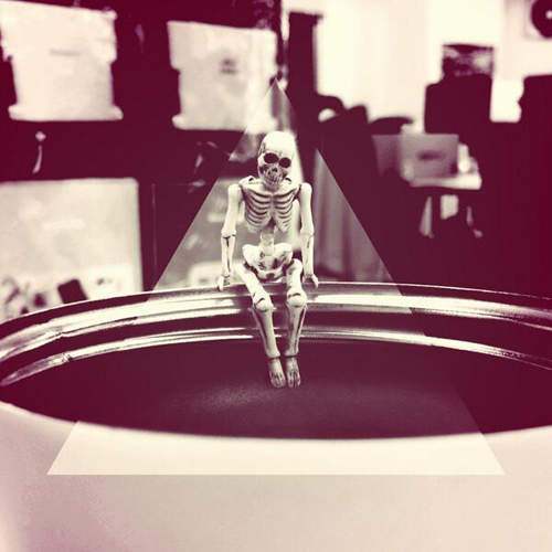 降落杯緣的天使變白骨？《杯緣骷髏》新登場......