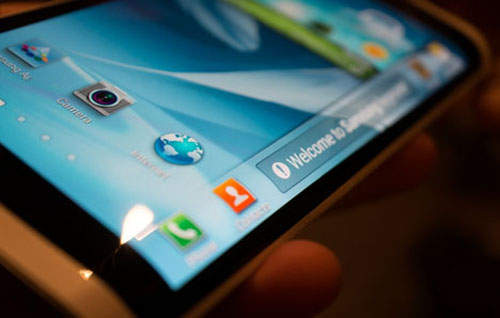 可彎曲世代！三星展示全新首款「可彎曲」螢幕手機原型～