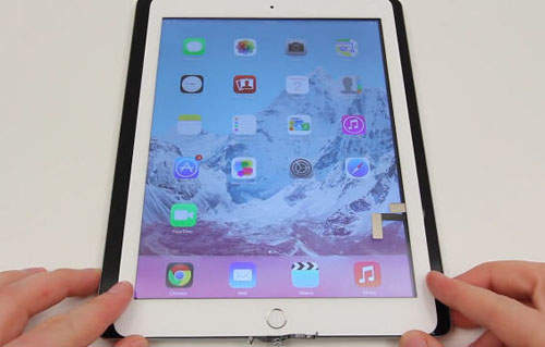 老外PO影片示範:新一代iPad5 同樣會有指紋辨識功能?! 老外PO影片示範:新一代iPad5 同樣會有指紋辨識功能?!