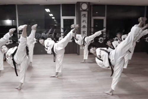 韓爆紅《跆拳道舞》BIGBANG太陽新歌變成踢踢舞XD 韓爆紅《跆拳道舞》BIGBANG太陽新歌變成踢踢舞XD