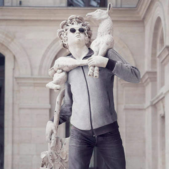 《雕像穿時裝》別有一番風味