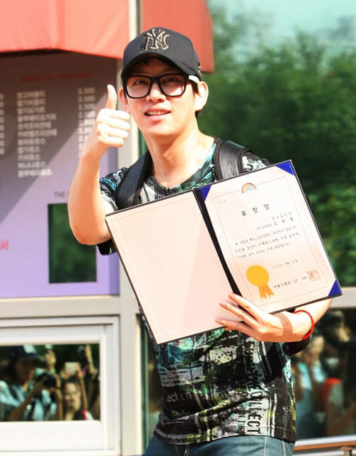 Super Junior希澈退伍 說好的低調呢XDDD Super Junior希澈退伍 說好的低調呢XDDD