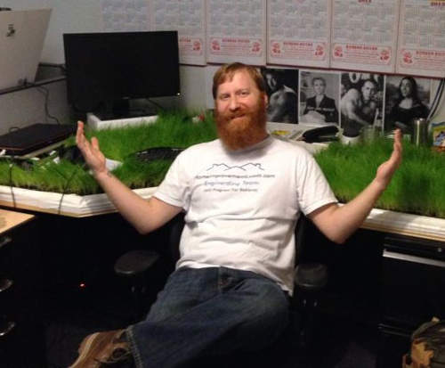 美國男子太久沒上班　桌子竟然長草了～？（驚）