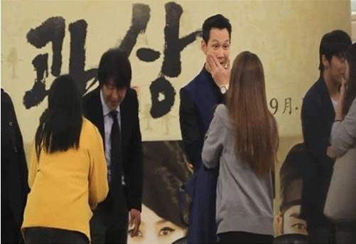 遭女粉絲調戲的《李政宰》反應竟然是...? 遭女粉絲調戲的《李政宰》反應竟然是...?