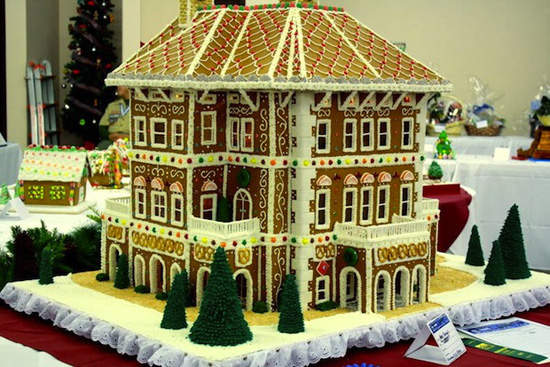 《超強薑餅屋》想把屋頂剝下來吃掉 (看頭上水泥)