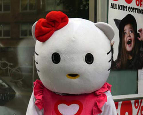 洋化凱蒂貓  出國後怎麼變成這樣　(⊙＿⊙ ) 