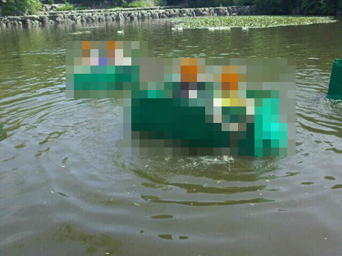 韓大學生自製《紙箱船》還真的可以下水欸...... 韓大學生自製《紙箱船》還真的可以下水欸......