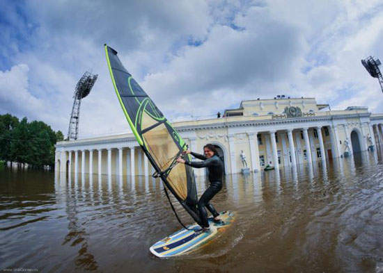 《淹水的樂趣》無法改變現實只好苦中作樂了 《淹水的樂趣》無法改變現實只好苦中作樂了