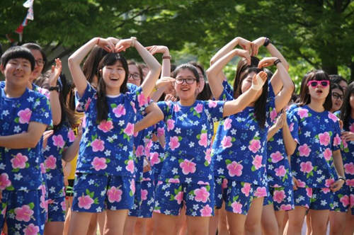 《活潑班服運動會》男生也得穿小花......? 《活潑班服運動會》男生也得穿小花......?