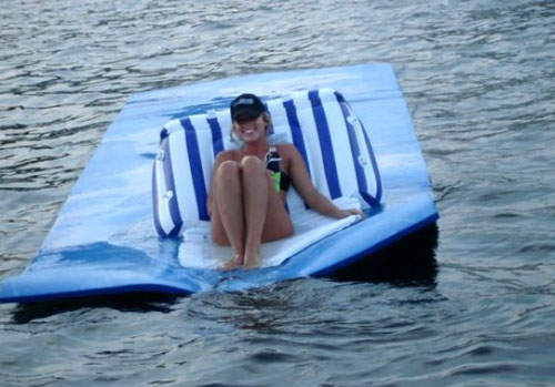 夏天玩水必備《飄浮水墊》好想就這樣悠閒躺上一整天阿～