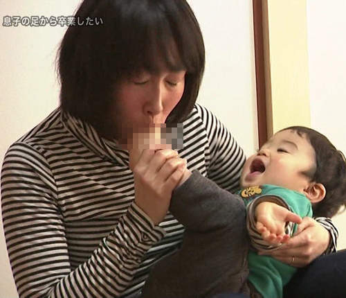 《吃腳媽咪》要怎樣才能夠戒掉兒子的小腳呢？