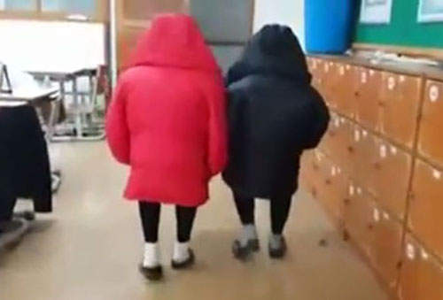 韓《瘋狂女高生》原來外套還可以這樣玩喔XDD