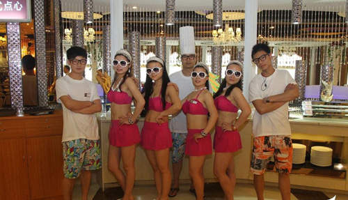 《比基尼餐廳》客人穿比基尼的話就免費?! 《比基尼餐廳》客人穿比基尼的話就免費?!