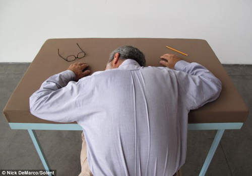 《白日夢辦公桌》午休時間也不需要抱枕了~ 《白日夢辦公桌》午休時間也不需要抱枕了~