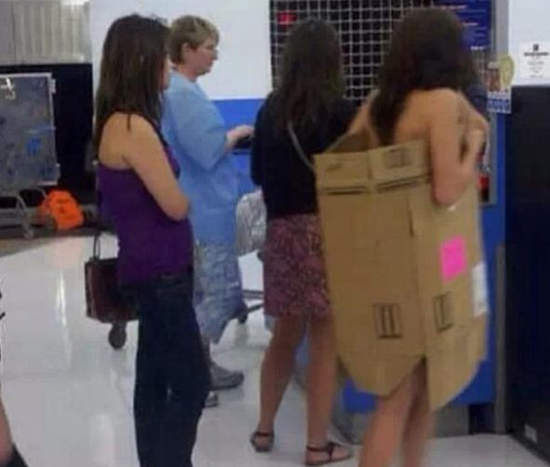 《超市裡的怪人》趴兔 今天去超市要穿什麼呢? 《超市裡的怪人》趴兔 今天去超市要穿什麼呢?