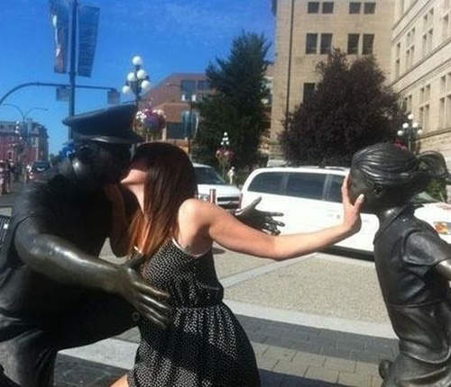 《搞笑雕像合照》趴吐　妳別想過來～他是我的（推）