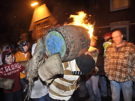 英國《篝火之夜》危險又有趣的花火化妝遊行