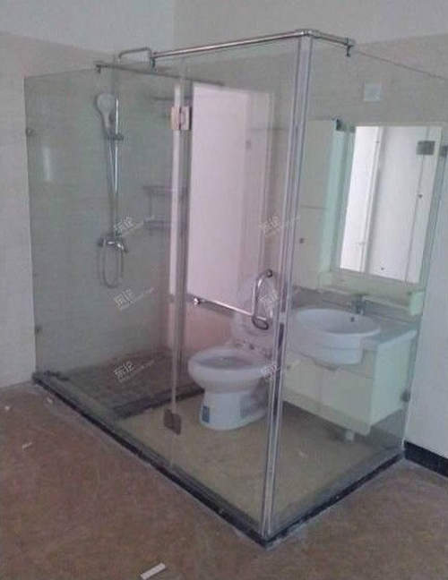 大學宿舍裡的《透明浴室》洗澡絕對被看光光>///< 大學宿舍裡的《透明浴室》洗澡絕對被看光光>///<