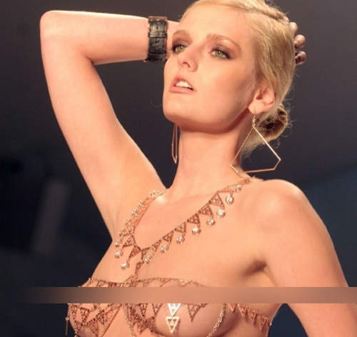 《十億比基尼》什麼都遮不住還要十億... 《十億比基尼》什麼都遮不住還要十億...