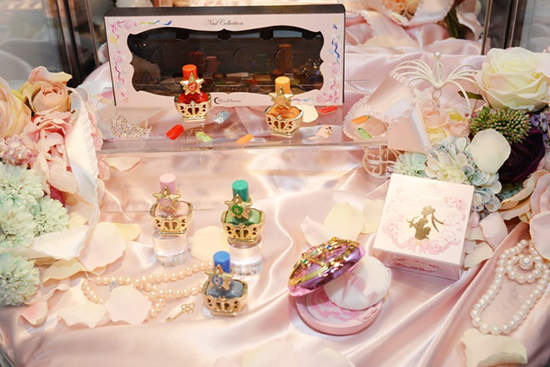 《美少女戰士化妝品》粉餅、指甲油實品展示中
