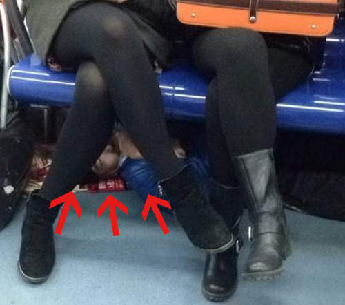 大陸地鐵變態新招數？躲在椅子下是哪招......
