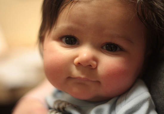 小baby的嘴邊肉 來給姊姊咬一口>///< 小baby的嘴邊肉 來給姊姊咬一口>///<