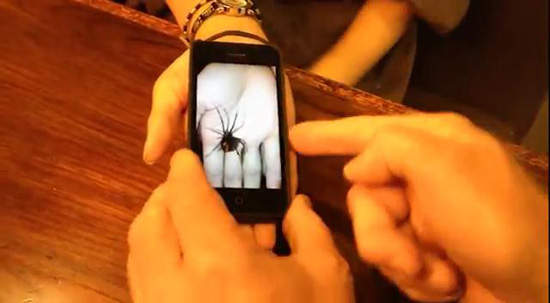 嚇人《手機魔術》把銀幕裡的蟲～變到你手上（尖叫）