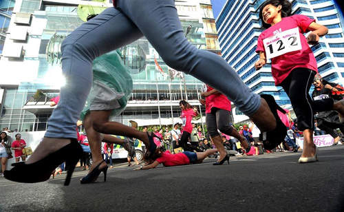 印尼《高跟鞋賽跑》光想就覺得腳好痛......>"< 印尼《高跟鞋賽跑》光想就覺得腳好痛......>"<