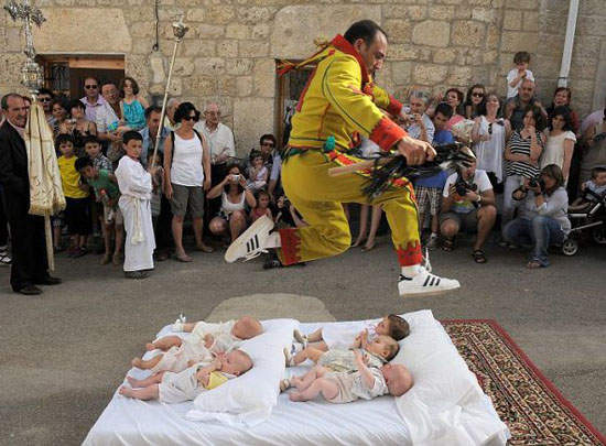 西班牙《嬰兒驅邪儀式》大叔你可千萬別跌倒啊(抖)