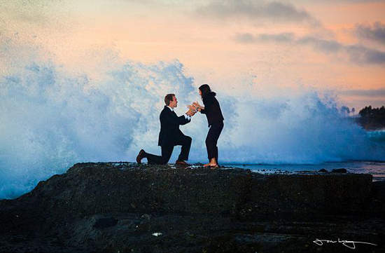 千萬不要在海邊求婚 不然會被海浪給...... 千萬不要在海邊求婚 不然會被海浪給......