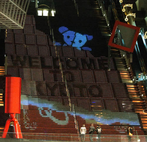 京都車站《LED燈樓梯》變身巨大巧克力陪你過情人節 京都車站《LED燈樓梯》變身巨大巧克力陪你過情人節