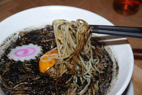 《闇夜黑拉麵》啤酒店內藏的夢幻美食 《闇夜黑拉麵》啤酒店內藏的夢幻美食