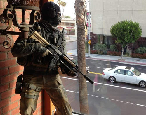 武裝份子挾持遊戲工作室!?洛杉磯警察工作超認真的... 武裝份子挾持遊戲工作室!?洛杉磯警察工作超認真的...