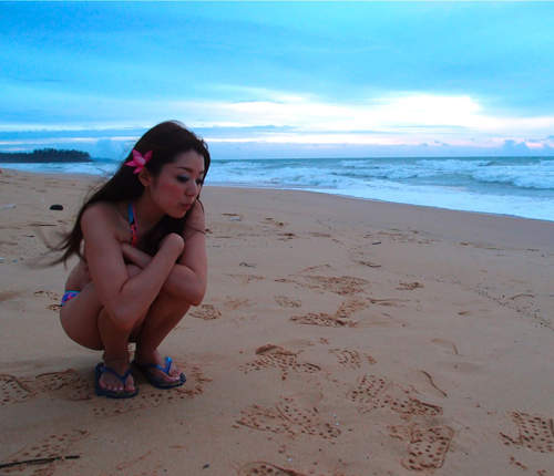 海邊女生們的《痛行為》原來男生們注意的不只乳量而已(嗯?) 海邊女生們的《痛行為》原來男生們注意的不只乳量而已(嗯?)