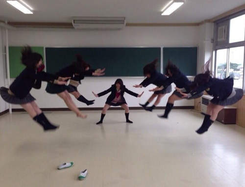 《衝擊波拍照式》日本女子高中生大流行KUSO合照法 《衝擊波拍照式》日本女子高中生大流行KUSO合照法