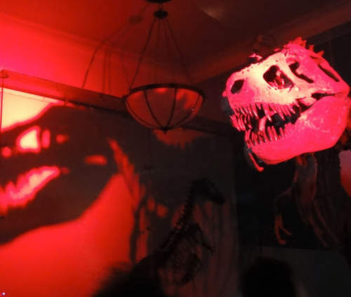 博物館驚魂夜 你敢一個人拿著手電筒逛完全館嘛? 博物館驚魂夜 你敢一個人拿著手電筒逛完全館嘛?
