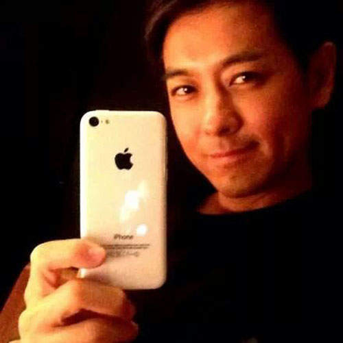 人生勝利組林志穎又來了～這回換拿平價板iPhone 5C亮相！？ 