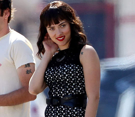 《史嘉蕾喬韓森》新戲大改造 黑髮+瀏海好不習慣... 《史嘉蕾喬韓森》新戲大改造 黑髮+瀏海好不習慣...