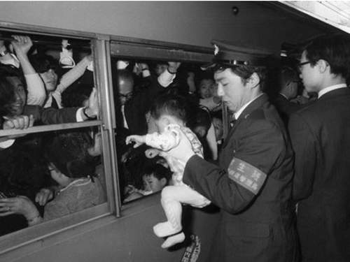 《電車沒玻璃》從嬰兒就要訓練擠電車