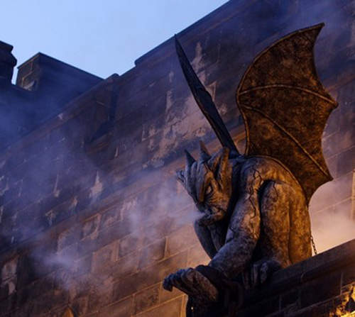 滴水嘴獸   在屋頂牆上俯視地上的怪物石雕 滴水嘴獸   在屋頂牆上俯視地上的怪物石雕