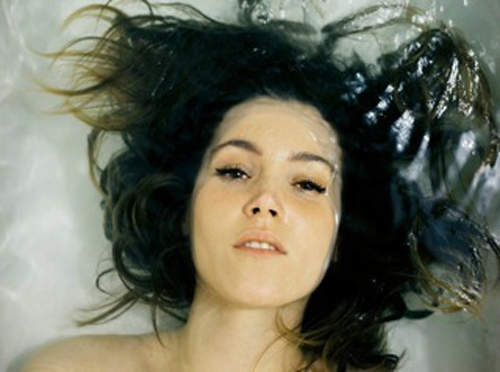 《水中人物照》給人一種偷窺隱私的感覺~ 《水中人物照》給人一種偷窺隱私的感覺~