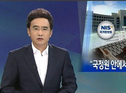 快熱死了還打什麼領帶 韓國電視台缺電下的應變措施......XD 快熱死了還打什麼領帶 韓國電視台缺電下的應變措施......XD