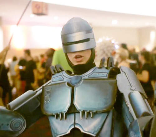 紙箱機器戰警 想不到裡面藏了一個女的~還是粉紅色的頭髮喔 紙箱機器戰警 想不到裡面藏了一個女的~還是粉紅色的頭髮喔