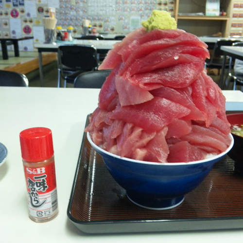 無視飯碗大小的《超大份鮪魚丼》老闆你當這是疊疊樂吧... 無視飯碗大小的《超大份鮪魚丼》老闆你當這是疊疊樂吧...