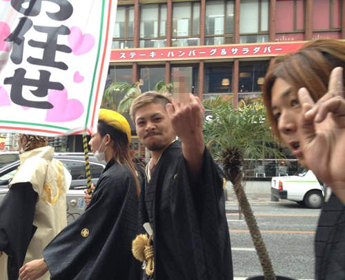 日本《2013成人式》今年市長又有新歌唱了wwww 日本《2013成人式》今年市長又有新歌唱了wwww