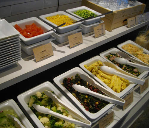 大陸人吃沙拉吧 會吃垮店家還真不是沒理由啊~(-∀-`; ) 大陸人吃沙拉吧 會吃垮店家還真不是沒理由啊~(-∀-`; )