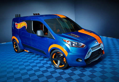 風火輪版《福特Transit Connect》是誰偷了放大燈？(誤)