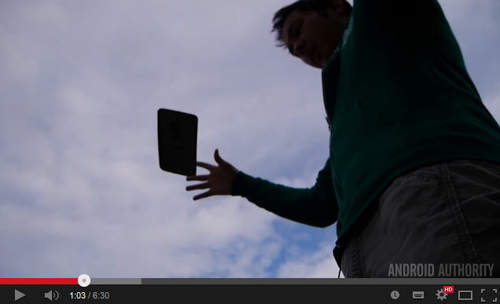 當LG G Flex「自癒」功能VS地表最硬水泥地  究竟誰先掛彩呢? 當LG G Flex「自癒」功能VS地表最硬水泥地  究竟誰先掛彩呢?